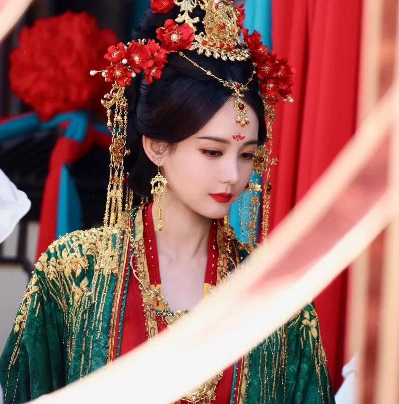 Sắc đỏ và màu cam đất giúp tổng thể trở nên hài hòa