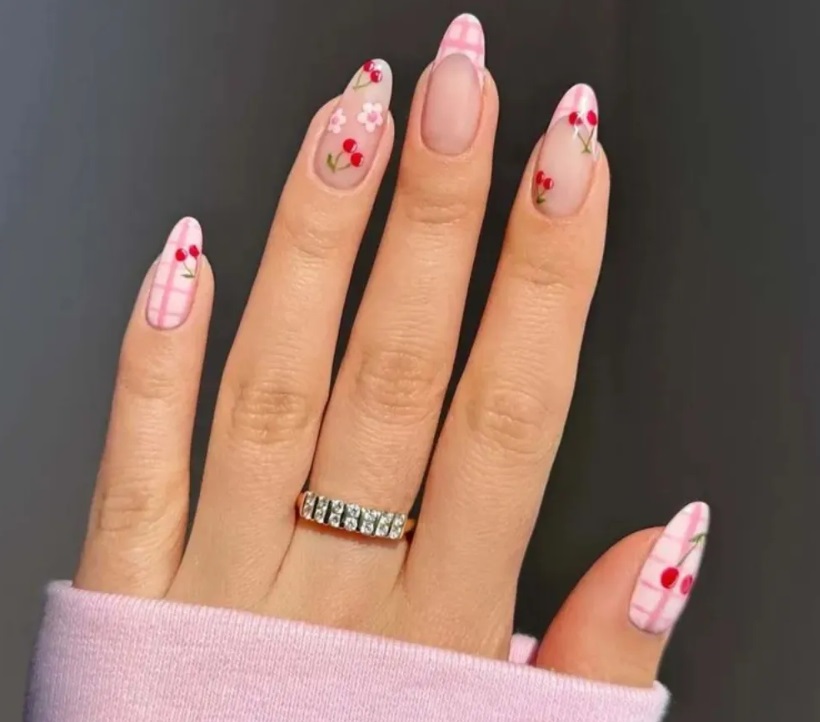 Kiểu nail hồng kết hợp với họa tiết cherry