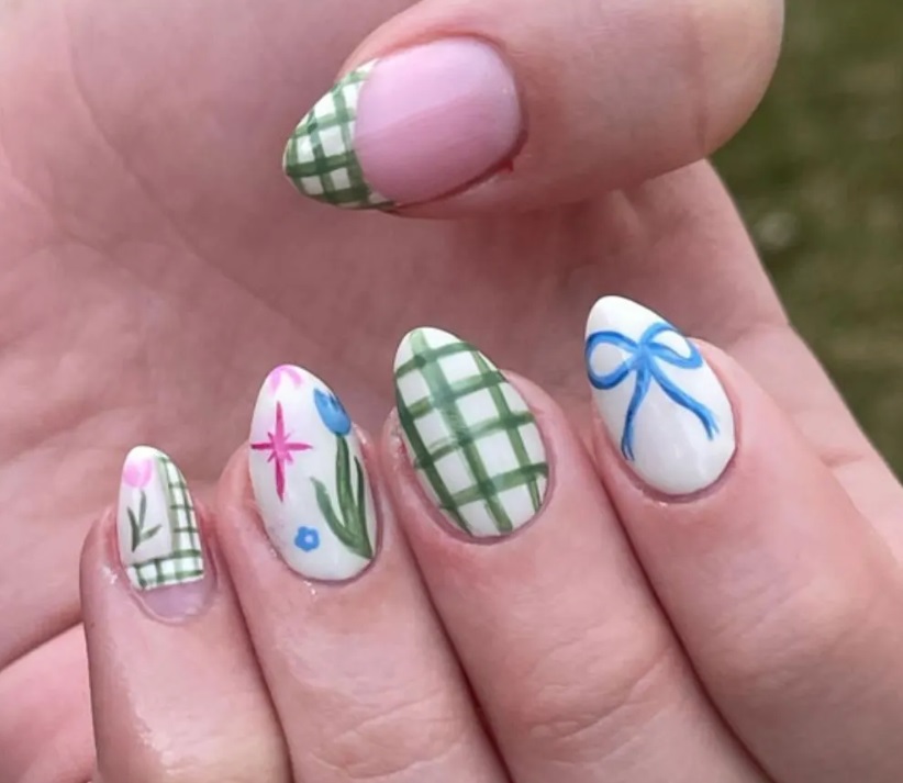 Kiểu nail caro kết hợp hoa tulip và nơ xanh