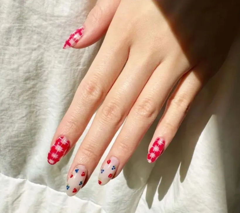 Nail caro đỏ và hoa quả mini