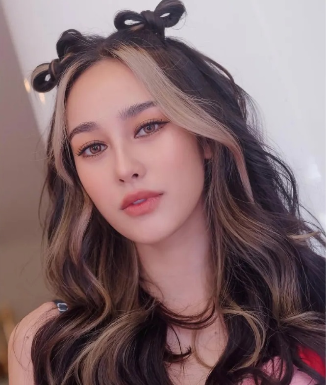 Mái tóc búi hình nơ cực ấn tượng