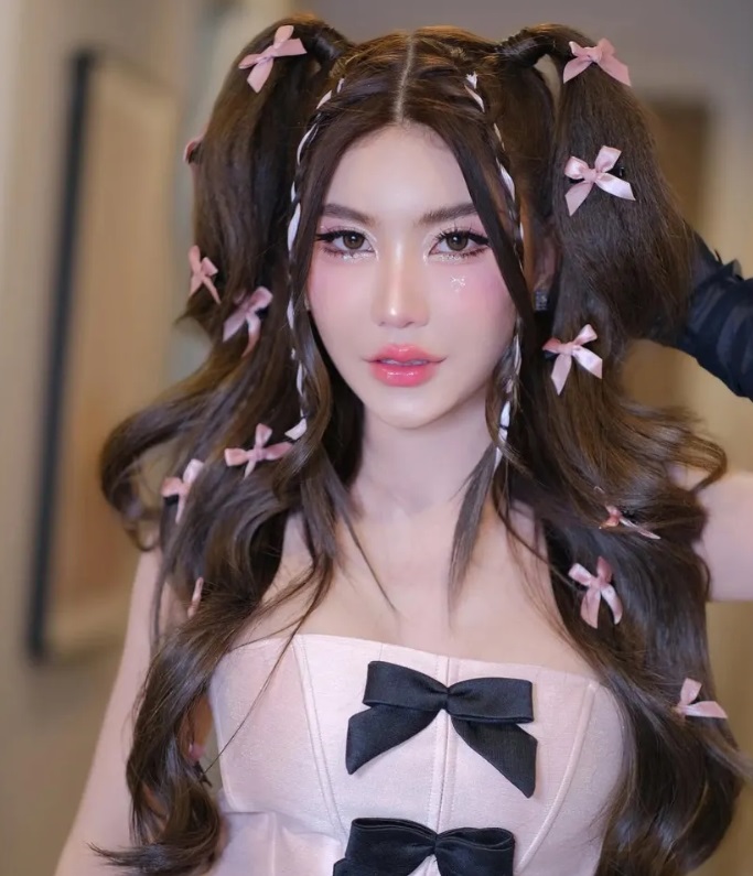 Kiểu tóc buộc cao hai bên đốn tim nhiều người