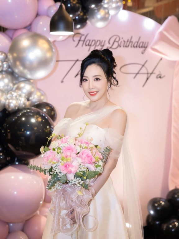 Bước 3: Cố định lớp trang điểm để tránh lộ nếp nhăn