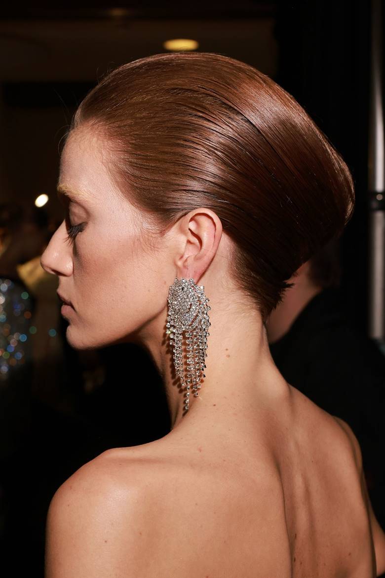 3. Twisted Coiffures – Những kiểu tóc xoắn thanh lịch