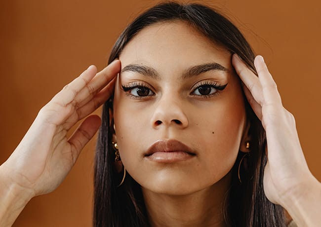 Lông mày cong vút hoặc quá tròn