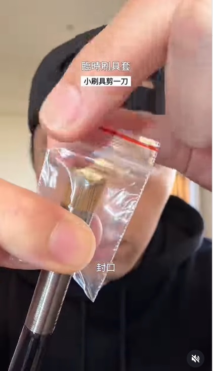 2. Biến túi zip thành vỏ bảo vệ cọ trang điểm