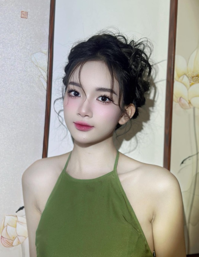 2. Da ô liu: Hợp với sắc đỏ ấm và có chiều sâu