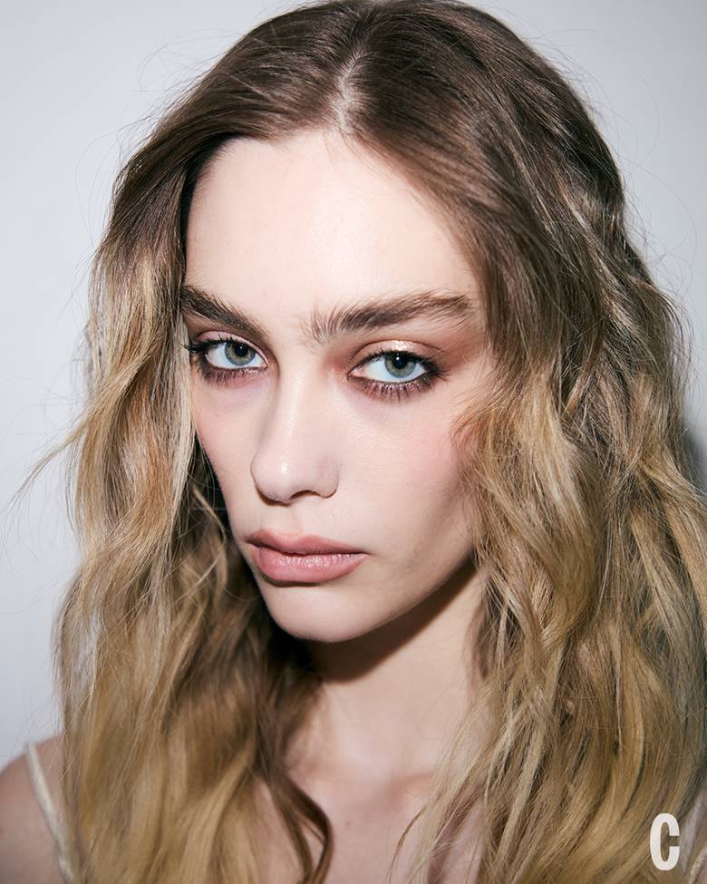 5. Golden Grunge – Mắt Khói Ánh Vàng Cá Tính