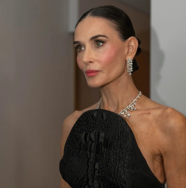 Má hồng giúp nâng gương mặt trẻ trung hơn