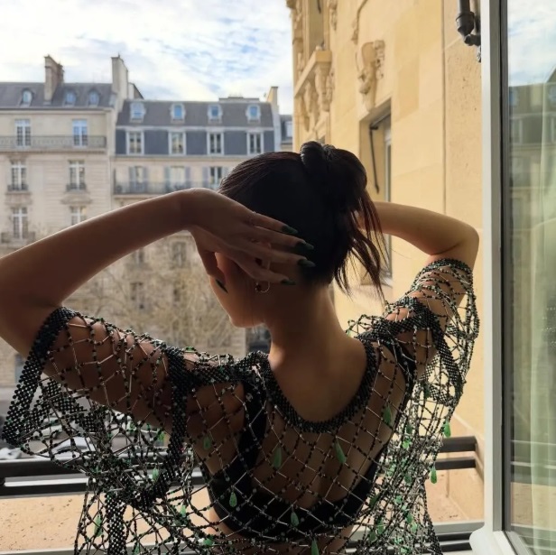 Búi cao sleek bun: Thanh lịch và sắc sảo