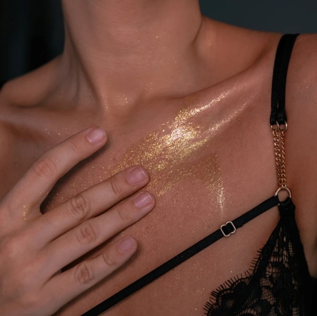 Tạo hiệu ứng da căng bóng tự nhiên cho vùng cổ và vai