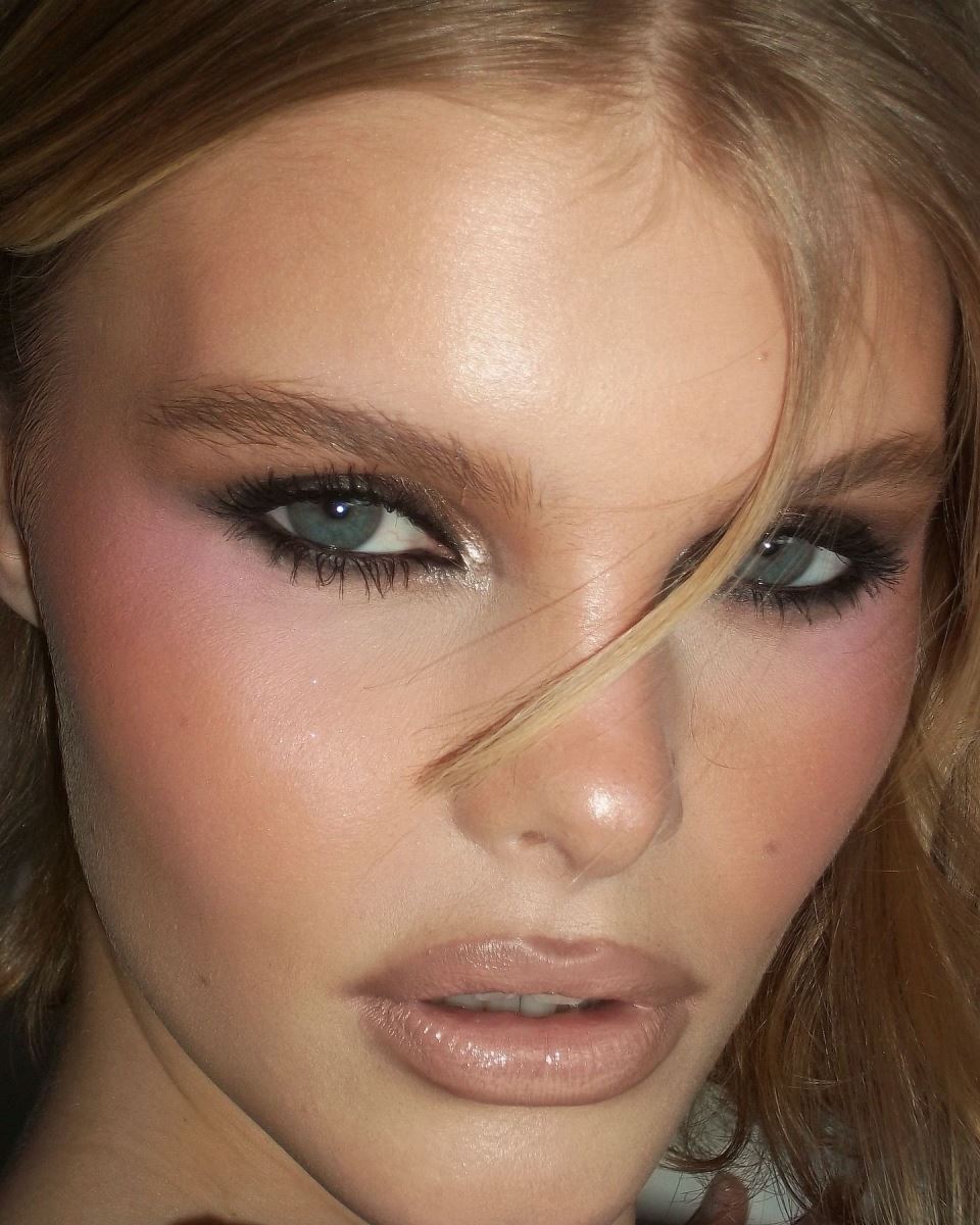 Smoky eyes thập niên 90 quay trở lại