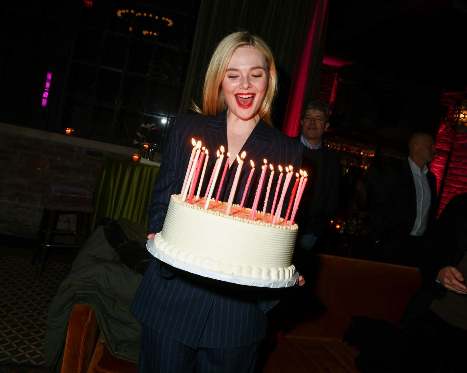 Vì sao son đỏ luôn phù hợp với Elle Fanning?