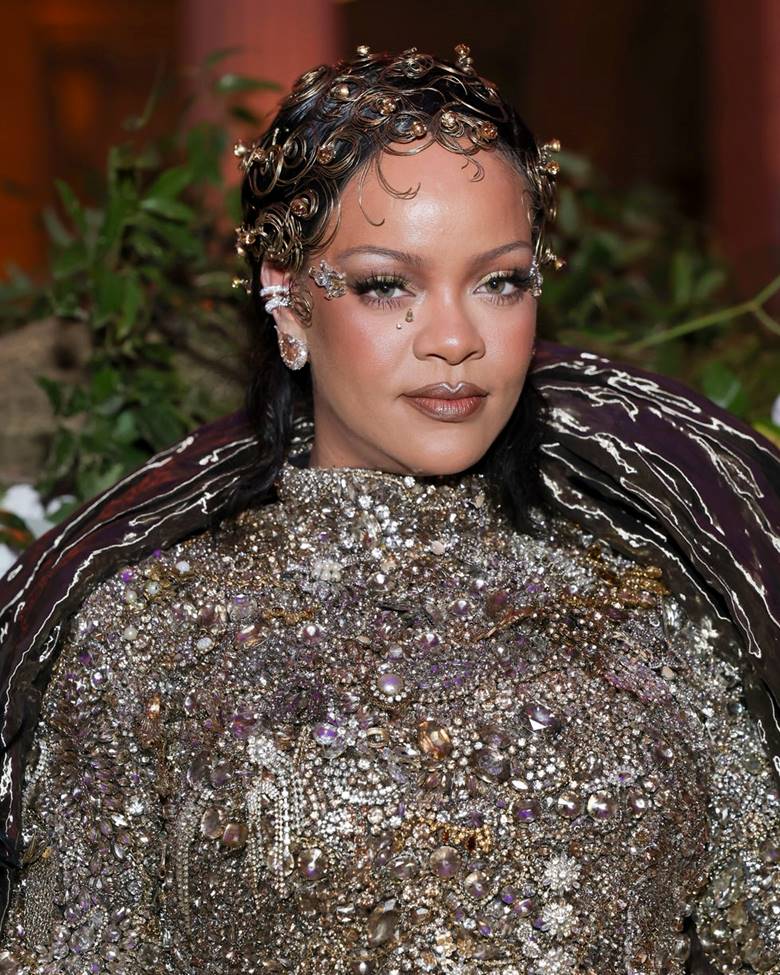 5. Rihanna – Nữ hoàng ánh kim không bao giờ thất bại