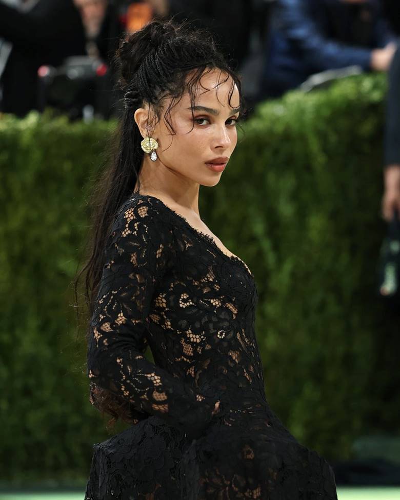 7. Zoë Kravitz – Tối giản nhưng vẫn đầy ấn tượng