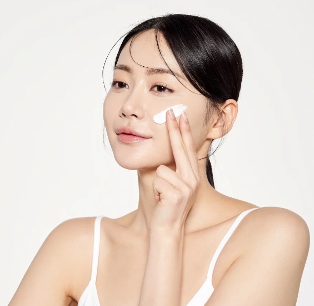 Sai lầm 1: Không phải da khô nhưng vẫn dùng kem dưỡng quá dày