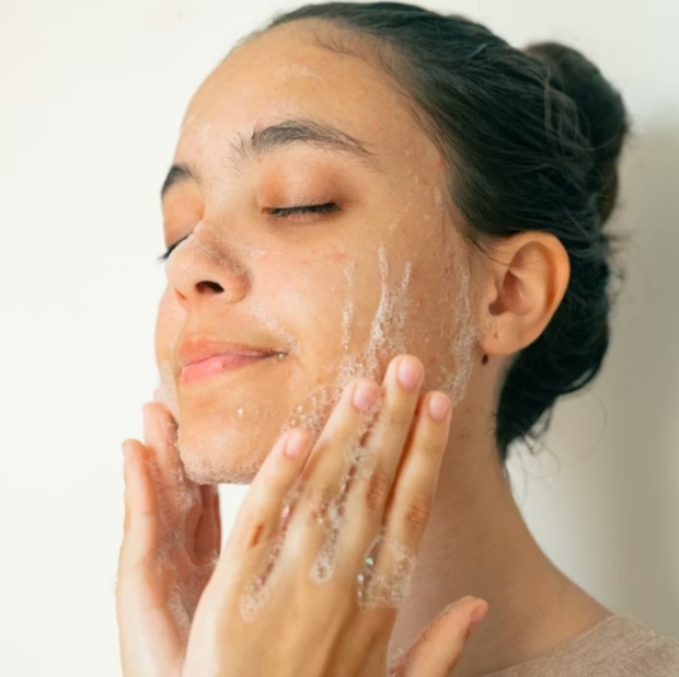 Làm sạch da đều đặn – bước nền tảng quan trọng