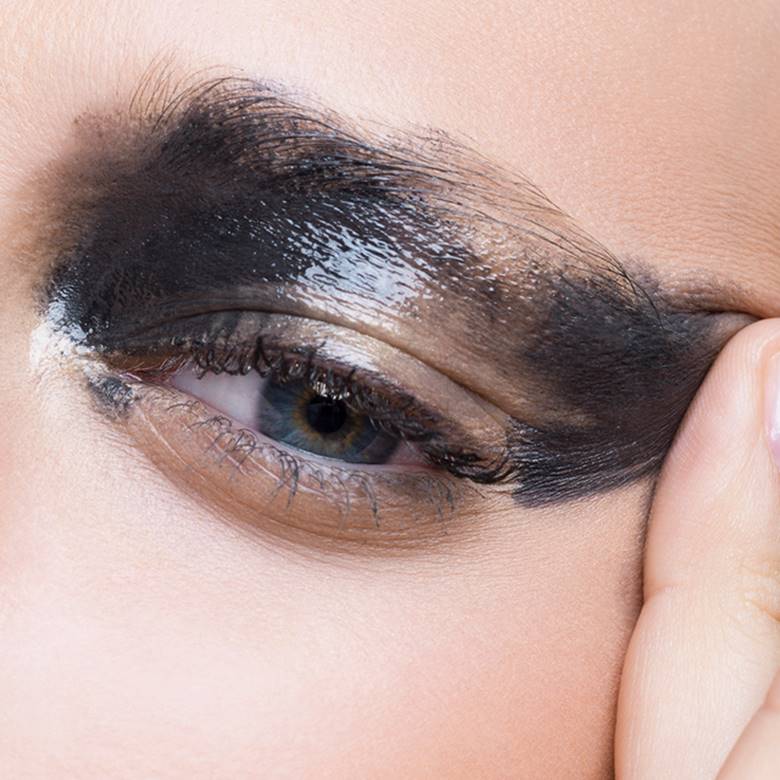 Vì sao không nên chà xát mạnh khi tẩy mascara?