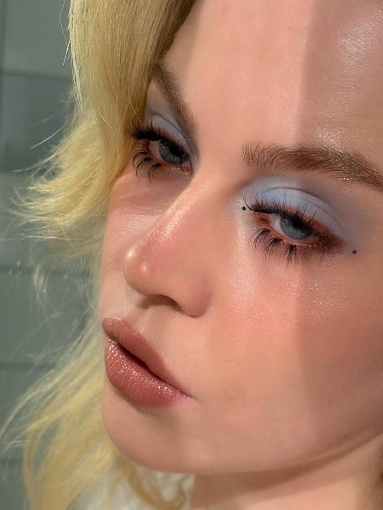 Đường Eyeliner Búp Bê Vẫn Là Biểu Tượng Không Thể Thiếu