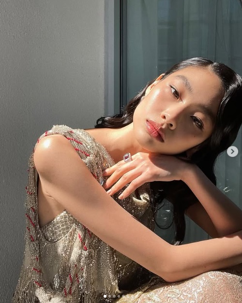 Jung Ho Yeon: Trang điểm tự nhiên cùng chân mày chải ngược