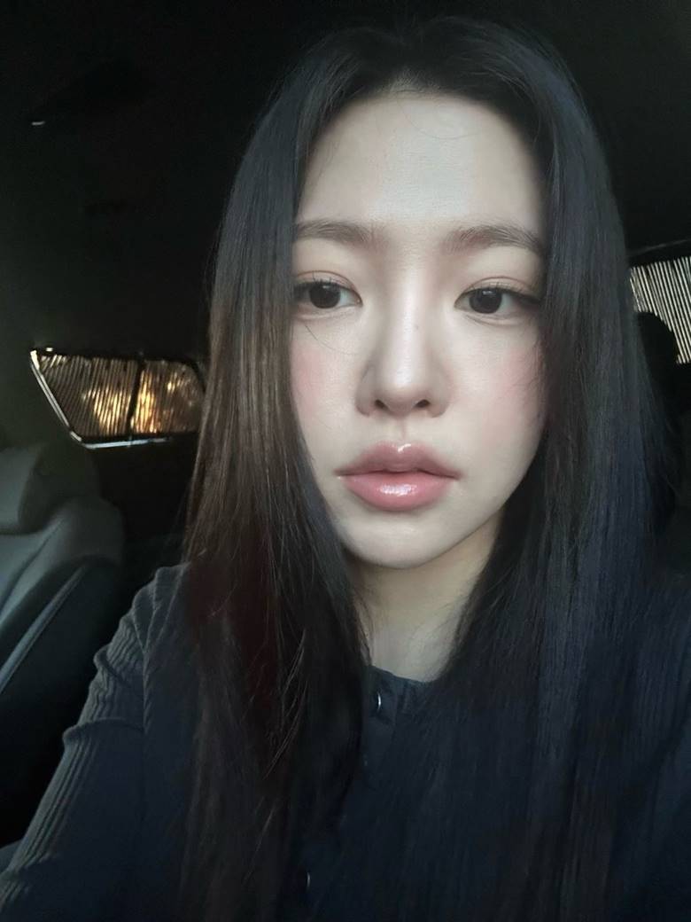 4. Đôi môi nude beige bóng nhẹ với hiệu ứng chuyển màu