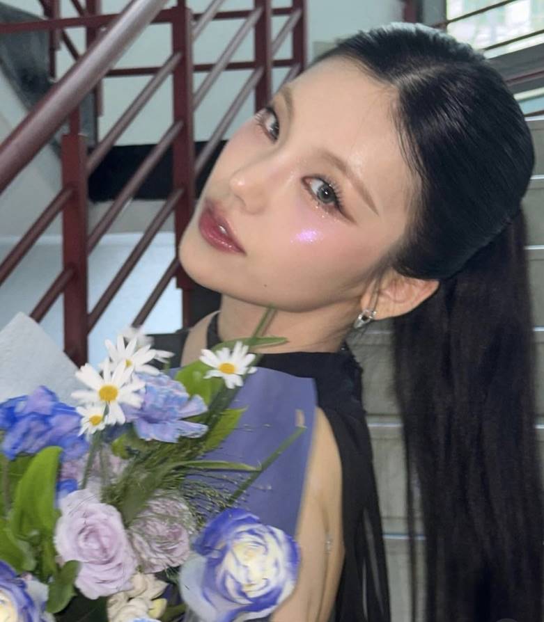 Không cần phủ tím toàn mặt, chỉ một chút highlight là đủ