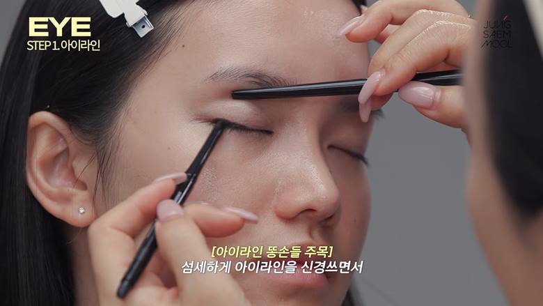 Dùng eyeliner định hình đường viền mắt