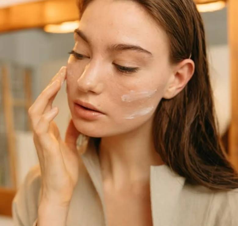 1. Sử dụng kem chống nắng mỗi ngày để hạn chế thâm sạm