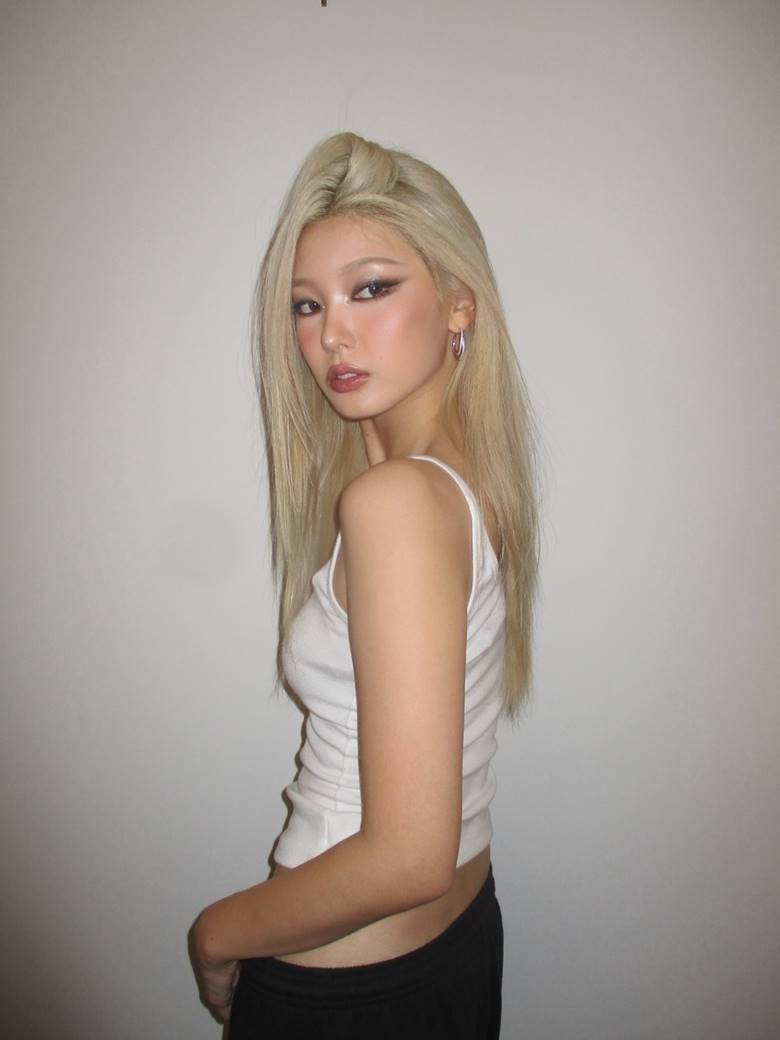 Yoonchae và kiểu makeup mắt khói Hot Girl hiện đại