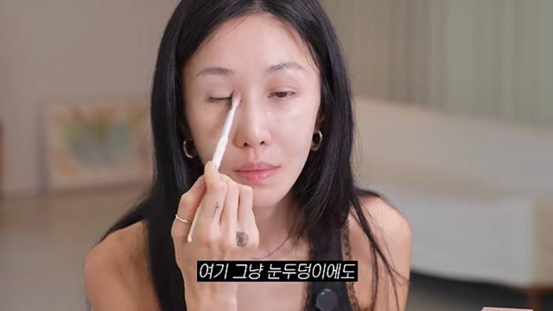 Tán phấn hồng đỏ để tạo vẻ ngoài như vừa khóc