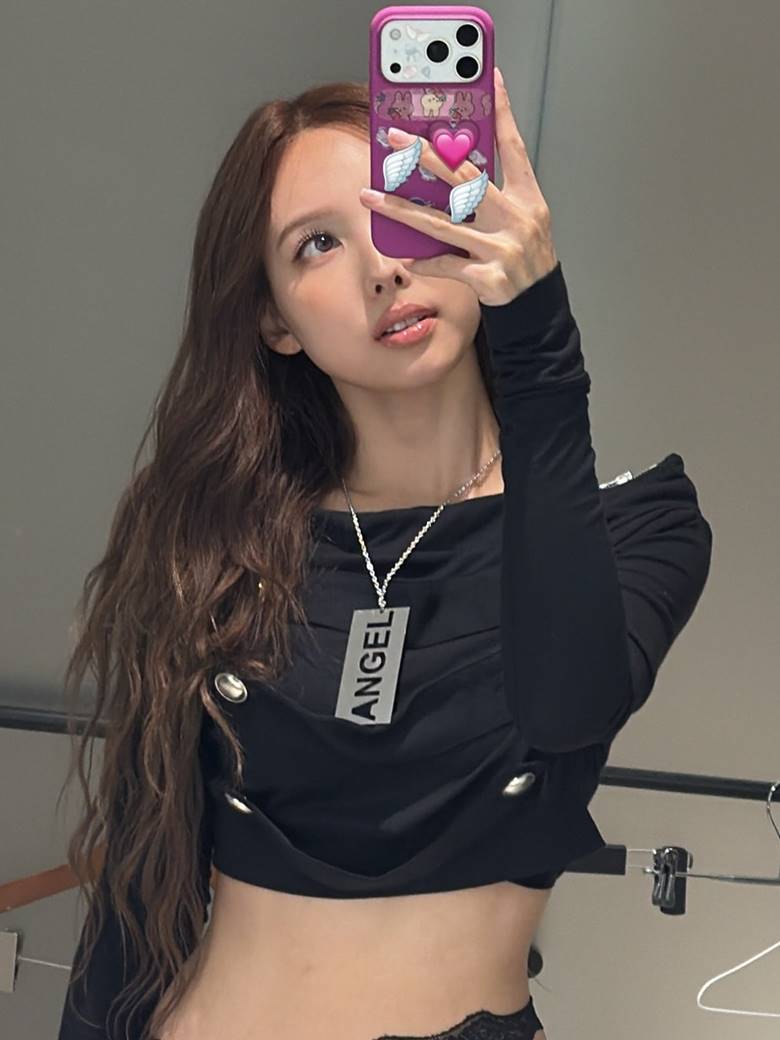 1. Tạo chiều sâu tự nhiên ở đuôi mắt như Nayeon