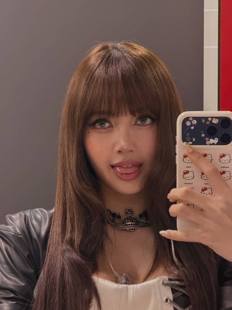 3. Tăng độ cuốn hút bằng hàng mi cong và dày như Lisa