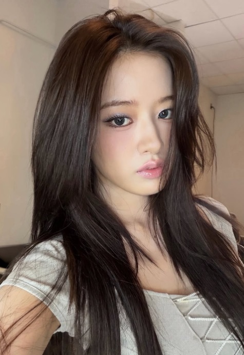 2. Shimmer Eyes Makeup: Đôi mắt lấp lánh trở thành tâm điểm mùa Thu