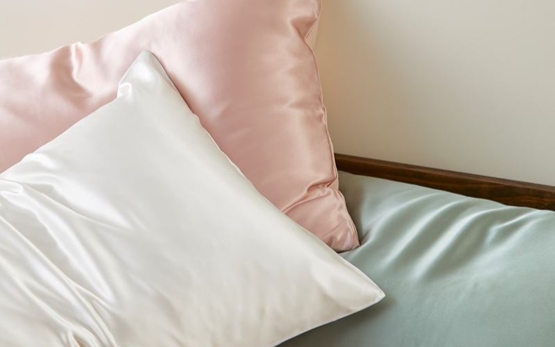 Dùng vỏ gối vải lụa hoặc vải satin