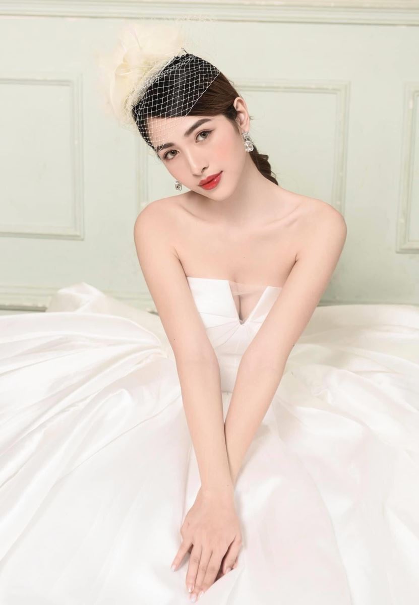 Phong cách trang điểm cô dâu trong ngày cưới với váy trắng và makeup thanh lịch