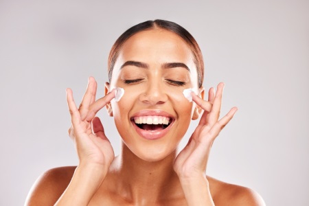 Nên bôi kem chống nắng trước hay sau kem lót
