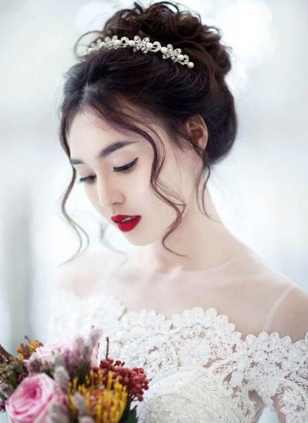 Kiểu tóc búi cao đơn giản