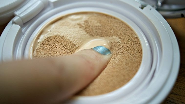 trang điểm bằng phấn nước 