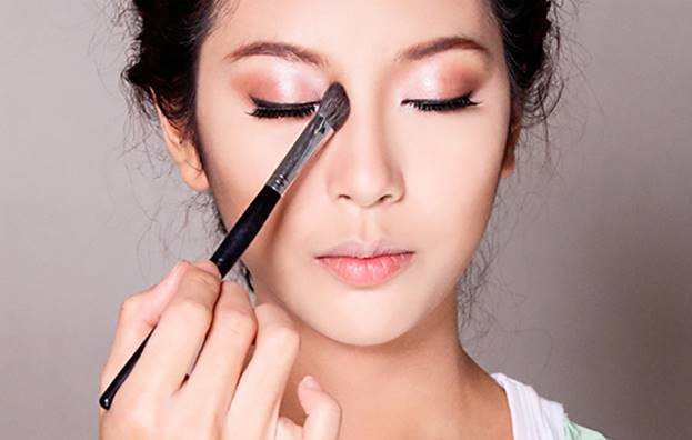 Quét lại phấn trang điểm để phần mũi tẹt thêm thon gọn.