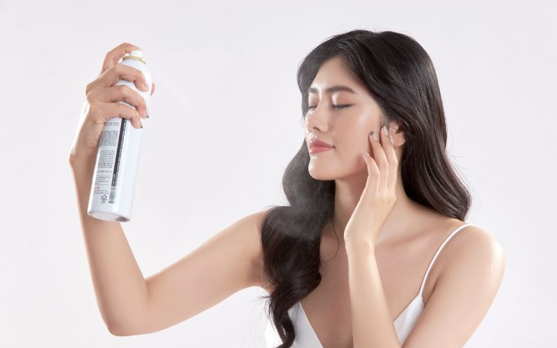Xịt khoáng để khóa lớp makeup