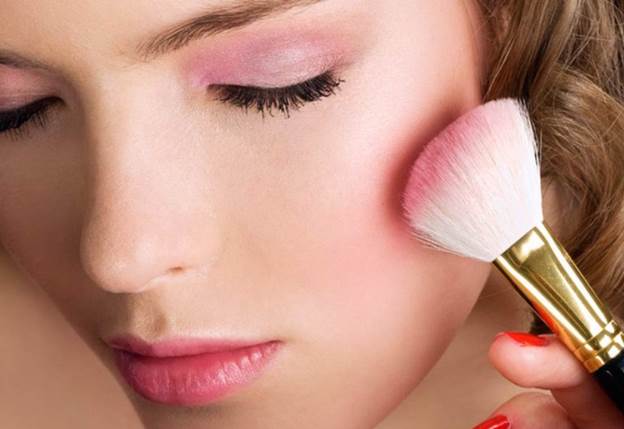 Đánh phấn má hồng cho vùng gò má
