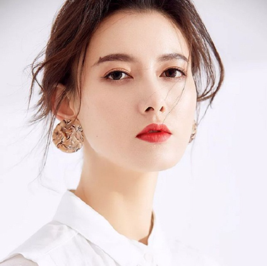 cách trang điểm môi dày thành mỏng