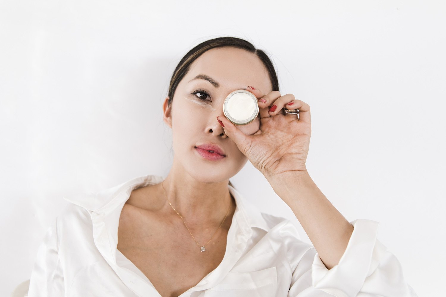 Cách trang điểm tự nhiên đi làm cho các cô nàng công sở