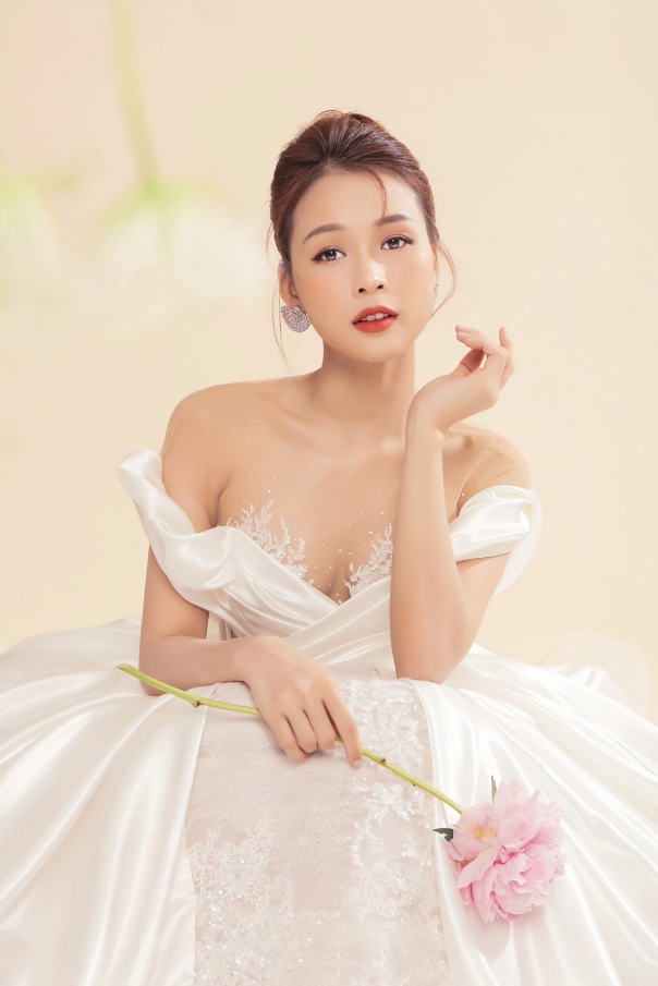 chì kẻ viền môi cho cô dâu