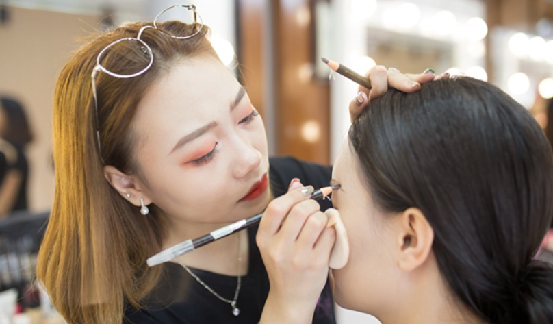 Có nên theo đuổi nghề trang điểm lâu dài