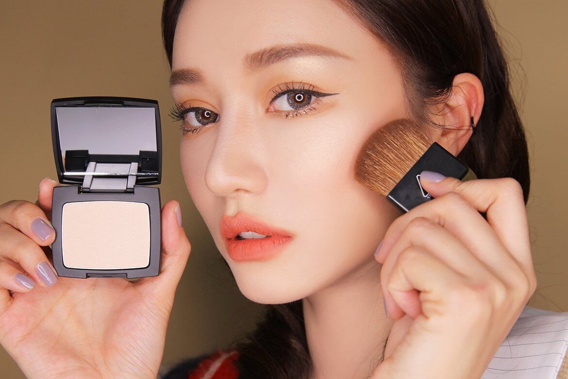 Có nên tự trang điểm đi tiệc