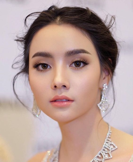 Có nên tự trang điểm đi tiệc