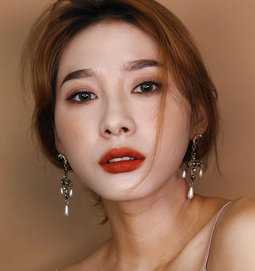 Da ngăm chọn màu son nào