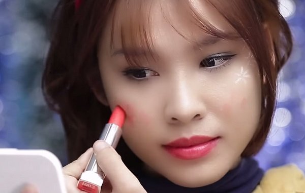 Đánh má hồng cho mặt kim cương