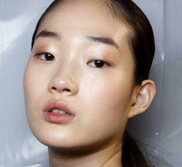 Tạo highlight giúp gương mặt của chị em trở nên thon gọn và thanh thoát hơn